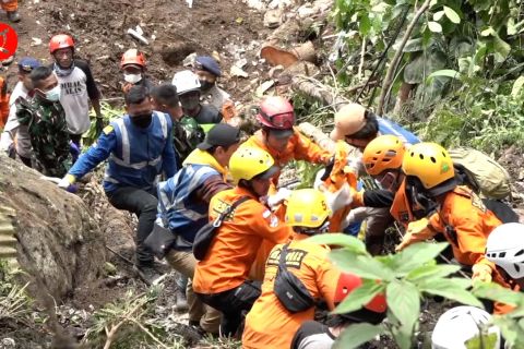 Tim SAR kembali evakuasi korban longsor rombongan TK Al-Azhar