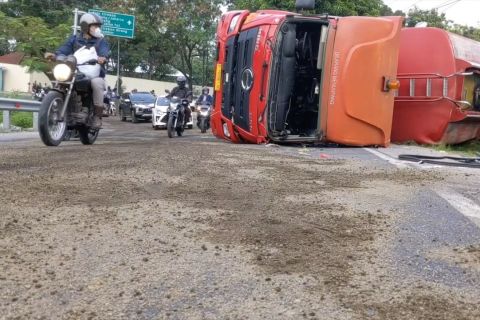 Truk tangki BBM terguling, warga berebut BBM tumpah
