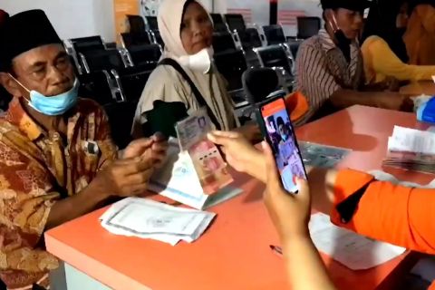 Warga Majalengka terima bantuan 3 program sekaligus