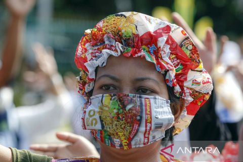 Uniknya busana dari bahan daur ulang