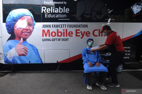 Bakti sosial pemeriksaan dan operasi mata gratis
