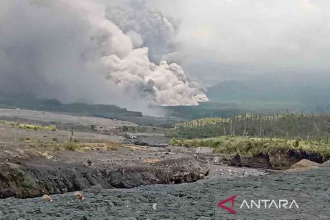 Semeru luncurkan awan panas guguran, status jadi Level Awas