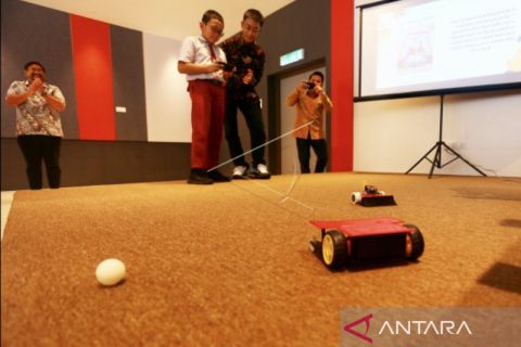 Peragaan &ldquo;soccer robot IoT&rdquo; di sekolah Indonesia di Johor Bahru