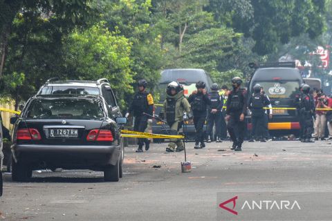 Tim Gegana Polda Jabar sterilisasi lokasi bom di Polsek Astanaanyar