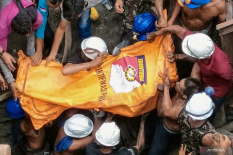 Evakuasi korban ledakan tambang batu bara Sawahlunto