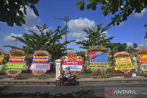 Karangan bunga ucapan selamat pernikahan Kaesang-Erina hiasi kawasan Pura Mangkunegaran