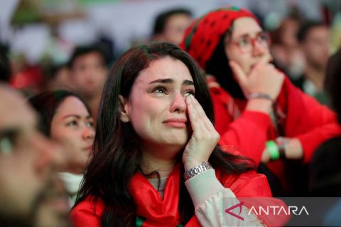 Raut kesedihan suporter Maroko usai timnya kandas di tangan Prancis