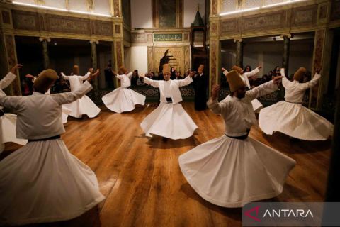 Tari Darwis Berpusar, sebuah tarian sufi asal Turki karya Jalaluddin Rumi