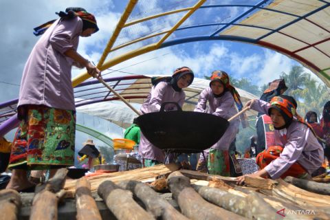 Kompetisi memasak rendang gadis Minangkabau