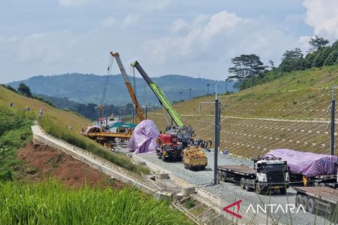 Petugas Mulai Evakuasi Kereta Yang Anjlok Di Bandung Barat - ANTARA ...