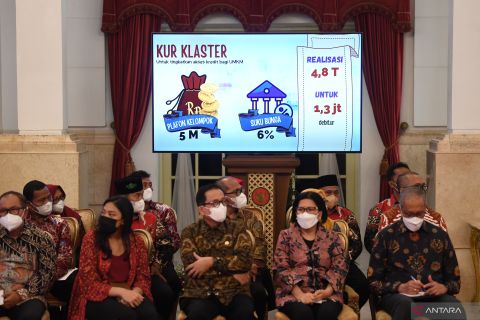 Presiden Jokowi serahkan KUR klaster ke pelaku UMKM