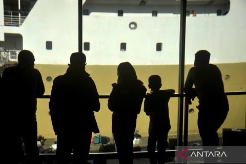 Arus penumpang kapal laut menjelang Natal di Pelabuhan Sukarno Hatta, Makassar