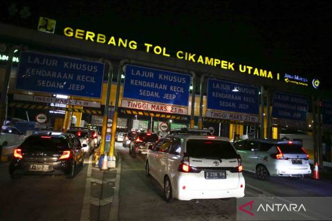 Arus mudik di Gerbang Tol Cikampek Utama 1 ramai dan lancar