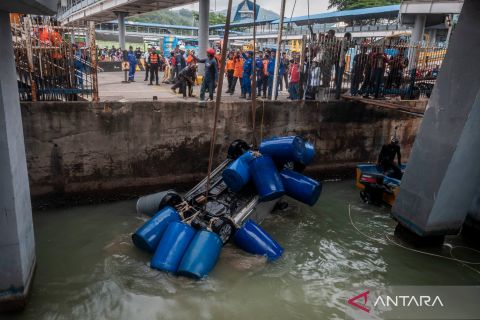 Evakuasi mobil yang terjun ke laut di Pelabuhan Merak