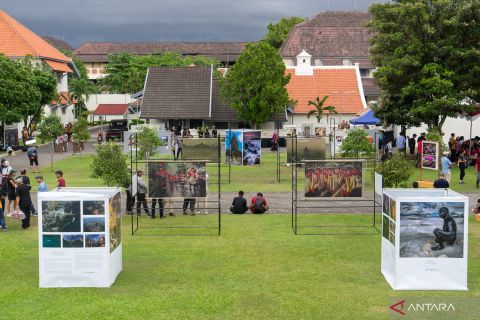 PAMERAN FOTO BANGKIT MENUJU ENDEMI FEATURING JAWIMAJINASI