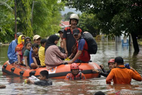 Evakuasi warga korban banjir di Makassar