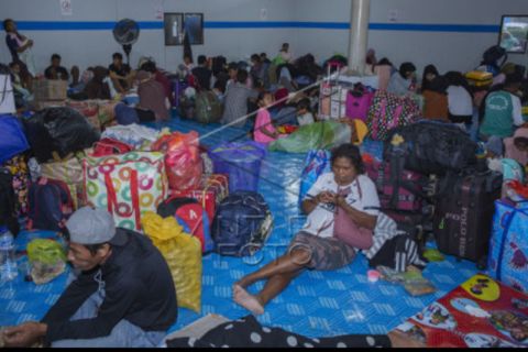 Penumpukan penumpang di Pelabuhan Makassar