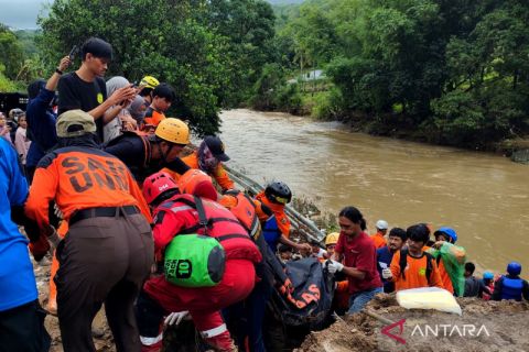 Evakuasi korban tanah longsor di Kabupaten Maros