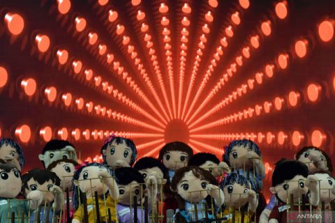 Boneka robot mainkan angklung