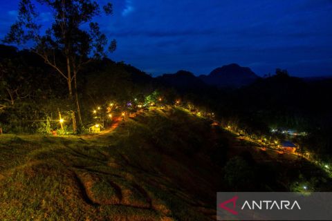 Berkemah dengan suasana pegunungan Meratus pada malam pergantian tahun