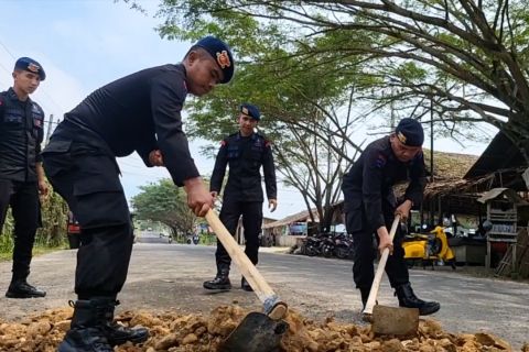 Cegah laka lantas, Brimob Polda Aceh tambal jalan pintas
