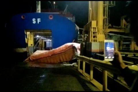 Kapal dihantam gelombang, truk di Pelabuhan Merak jatuh ke laut