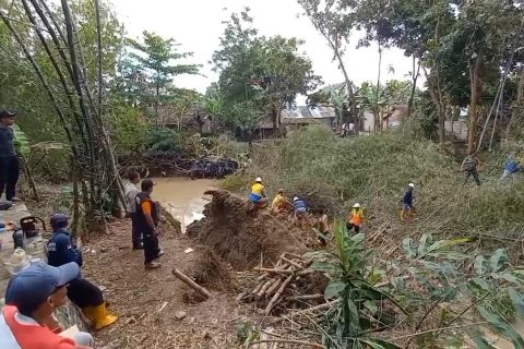 Merusak jembatan, petugas bersihkan aliran Sungai Bengawan Solo