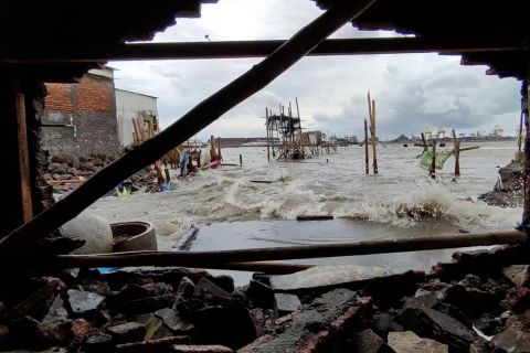 Sejumlah rumah di Tambaklorok Semarang rusak diterjang ombak