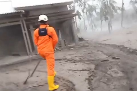 Akses ke Pronojiwo terputus akibat dua jembatan tertimbun abu vulkanik