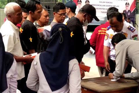 Dishub Kabupaten Majalengka bagikan BLT BBM untuk sopir angkutan umum