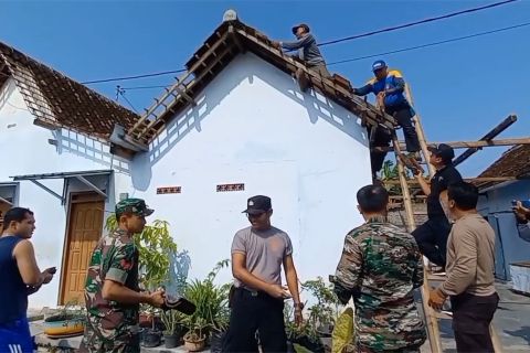 Diterjang hujan angin, 10 rumah di Madiun rusak