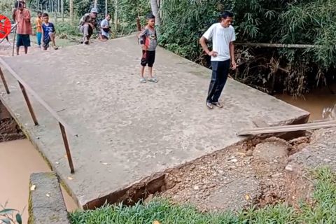 Jembatan Paloh Mambu ambruk, warga lakukan penanganan awal