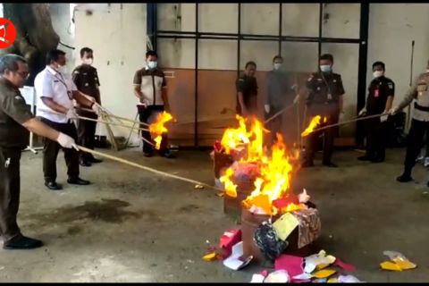 Kejari Majalengka musnahkan uang palsu hingga narkoba