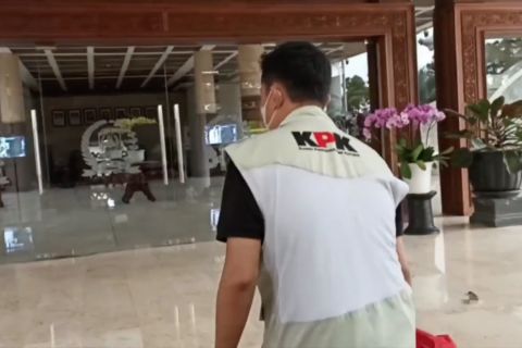 Lanjutan kasus dana hibah, KPK angkut enam koper dari DPRD Jatim