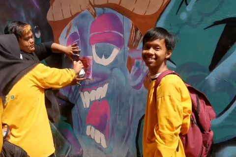 Melihat keseruan siswa SLB belajar membuat mural