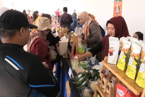 Menjajakan produk unggulan UMKM dalam ajang pameran