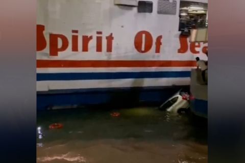 Mobil jatuh ke laut saat memasuki kapal di Pelabuhan Merak