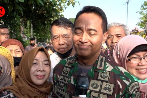 Momen unik Andika Perkasa "dikeroyok" mak-mak di Solo