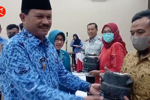 Pemkot Madiun bagikan 270 paket alat batik kepada 27 LPMK