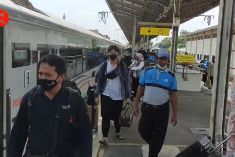 Pergerakan kendaraan dan penumpang kereta api di Cirebon