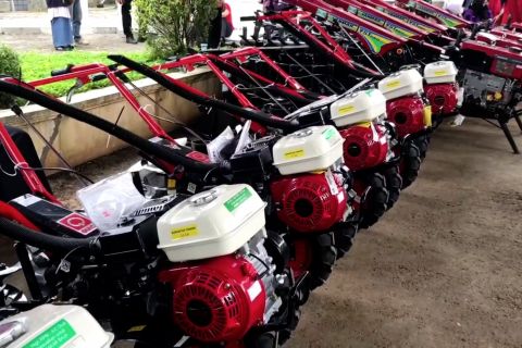 Petani di Kabupaten Majalengka dapat bantuan alat pertanian