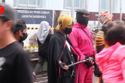 Ratusan warga penuhi kawasan Jalan Asia Afrika jelang pergantian tahun