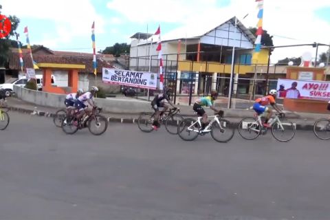 Ketatnya persaingan balap sepeda "Tour de Linggarjati" di Kuningan