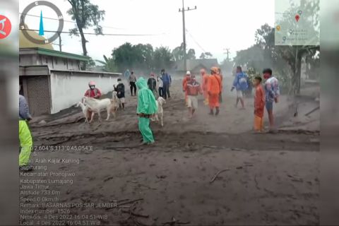 SAR Surabaya siagakan tiga tim penyelamat di Semeru
