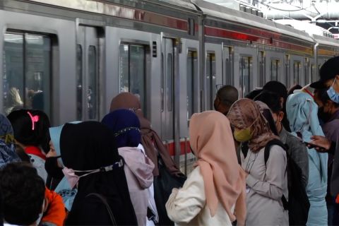 Respon pengguna KRL soal rencana pemindahan Stasiun Tanah Abang