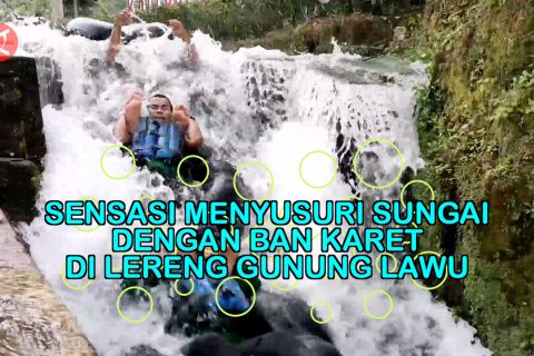 Sensasi menyusuri sungai dengan ban karet di lereng Gunung Lawu