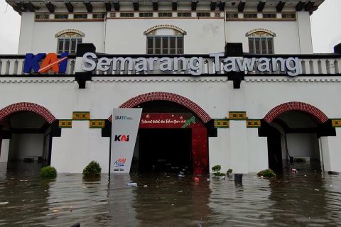 Stasiun Tawang Semarang kebanjiran, jadwal kereta terganggu