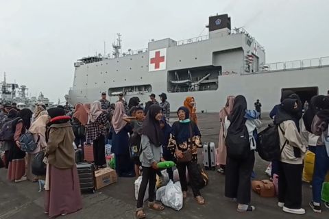 TNI AL kirimkan logistik untuk warga Pulau Bawean yang terisolasi