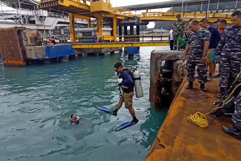 TNI AL mengerahkan tim penyelam bantu evakuasi truk jatuh ke laut