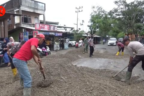 TNI/Polri tambal jalan bersama masyarakat Matangkuli, Aceh Utara